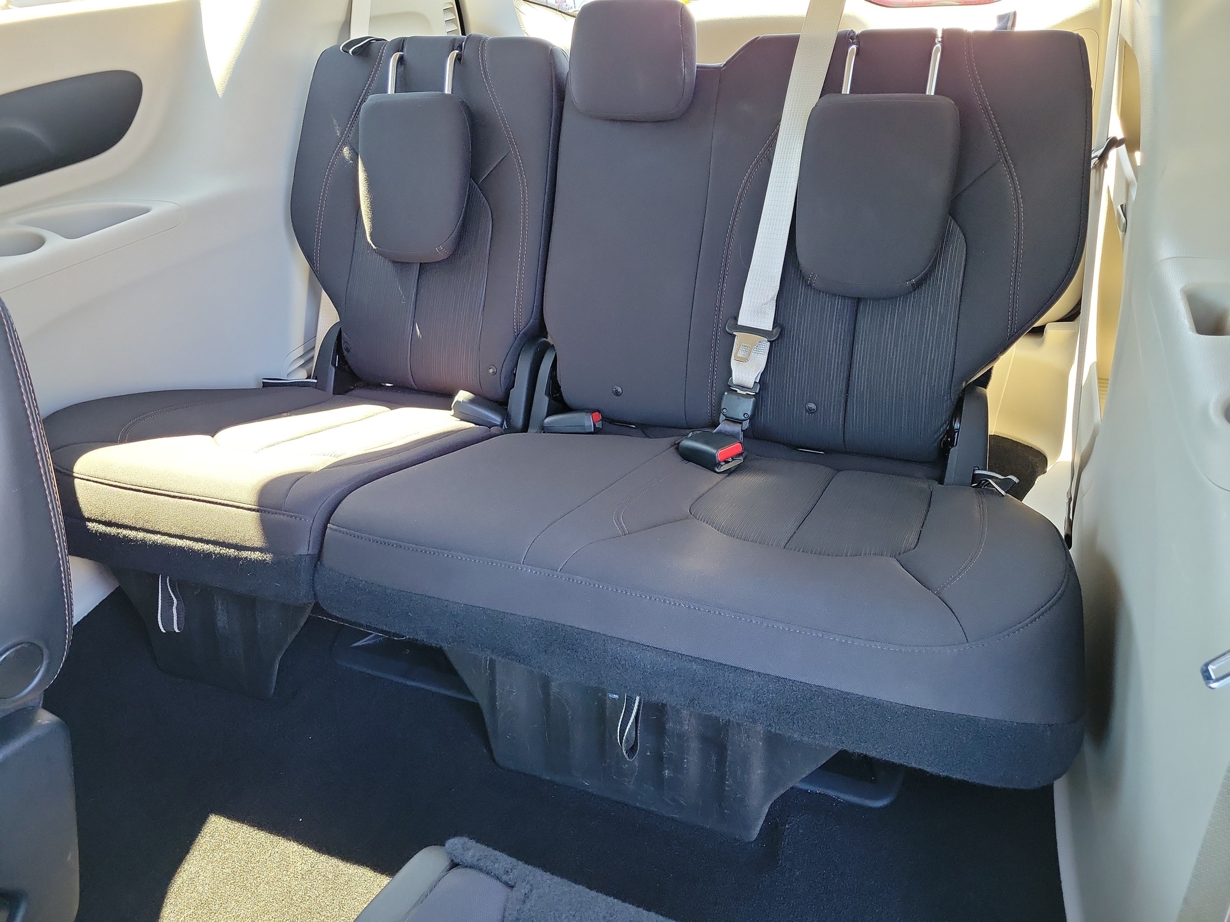 Used 2019 Chrysler Pacifica LX w/ Tire & Wheel Group FWD image 12