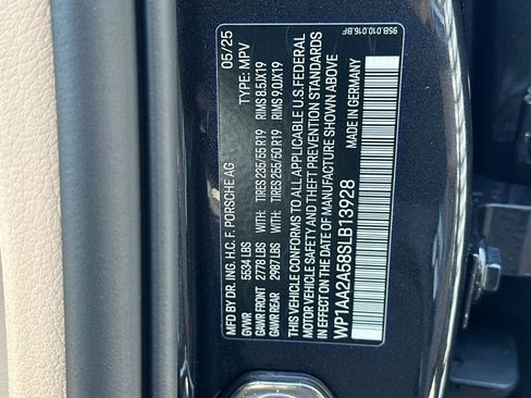 Used 2025 Porsche Macan AWD image 29