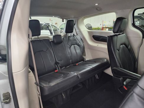 Used 2024 Chrysler Pacifica Touring-L FWD image 31