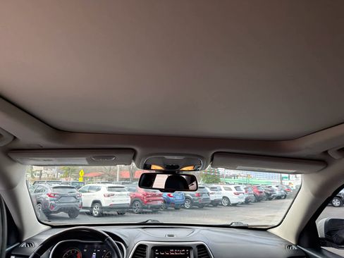 Used 2018 Jeep Cherokee Overland image 16