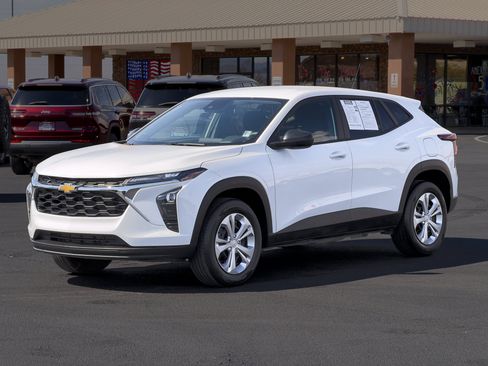 Used 2026 Chevrolet Trax LS FWD image 1