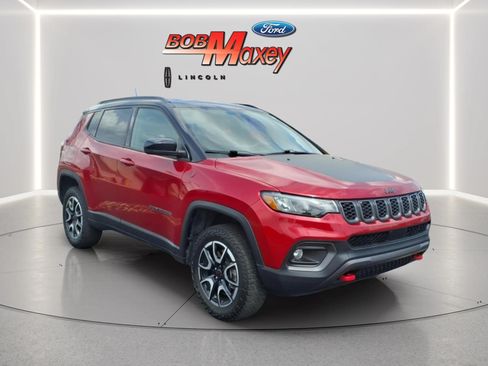 Used 2025 Jeep Compass Trailhawk AWD/4WD image 3