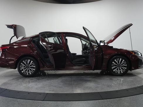 Used 2024 Nissan Altima 2.5 SV image 10