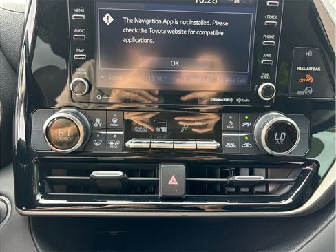 Used 2020 Toyota Highlander LE FWD image 27