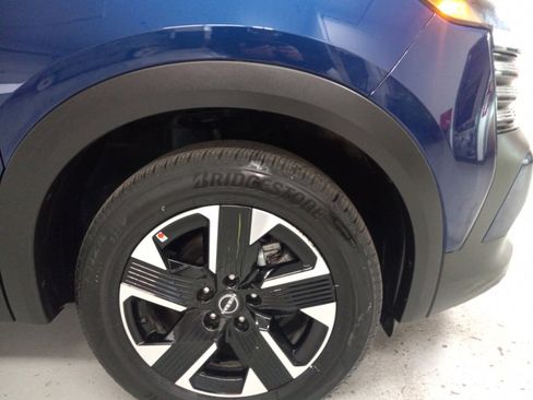 Used 2025 Nissan Kicks SV image 3