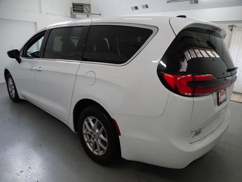 Used 2025 Chrysler Pacifica Select FWD image 19