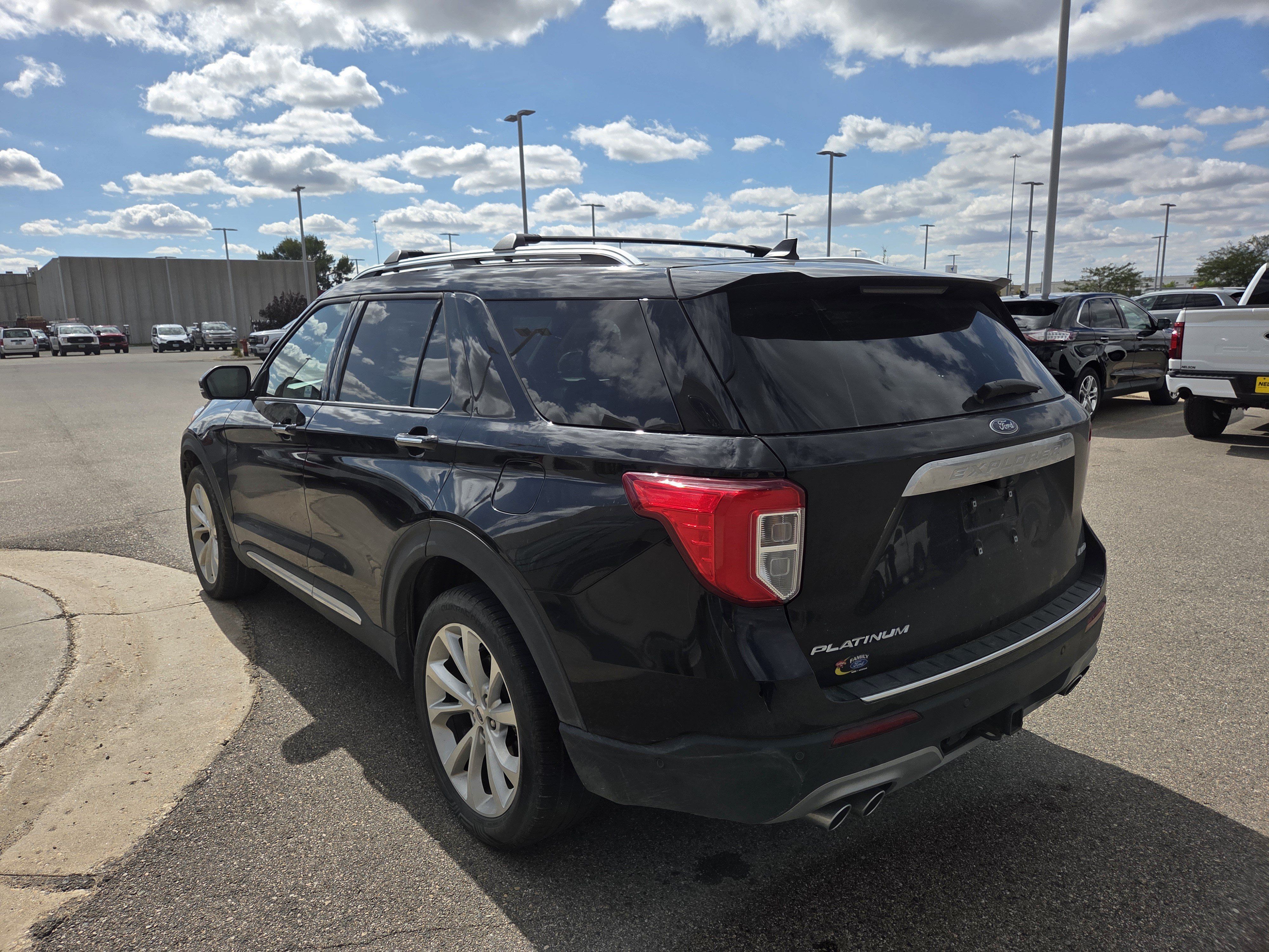 Used 2022 Ford Explorer Platinum w/ Equipment Group 601A AWD/4WD image 4