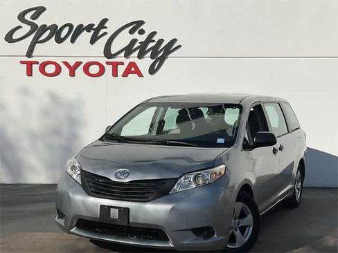 Used 2015 Toyota Sienna L image 1
