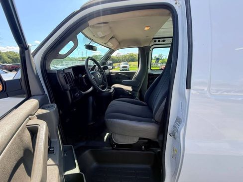 Used 2018 Chevrolet Express 2500 w/ Driver Convenience Package RWD image 9