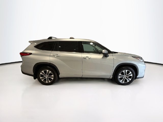 Used 2022 Toyota Highlander XLE AWD/4WD image 7