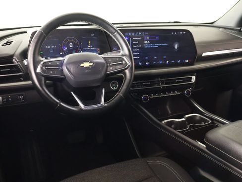 Used 2025 Chevrolet Traverse LT FWD image 2