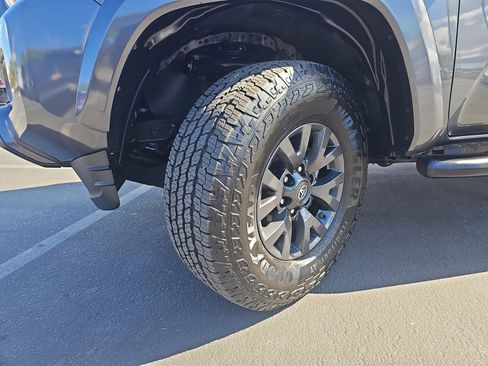 Used 2020 Toyota Tacoma SR5 RWD image 32