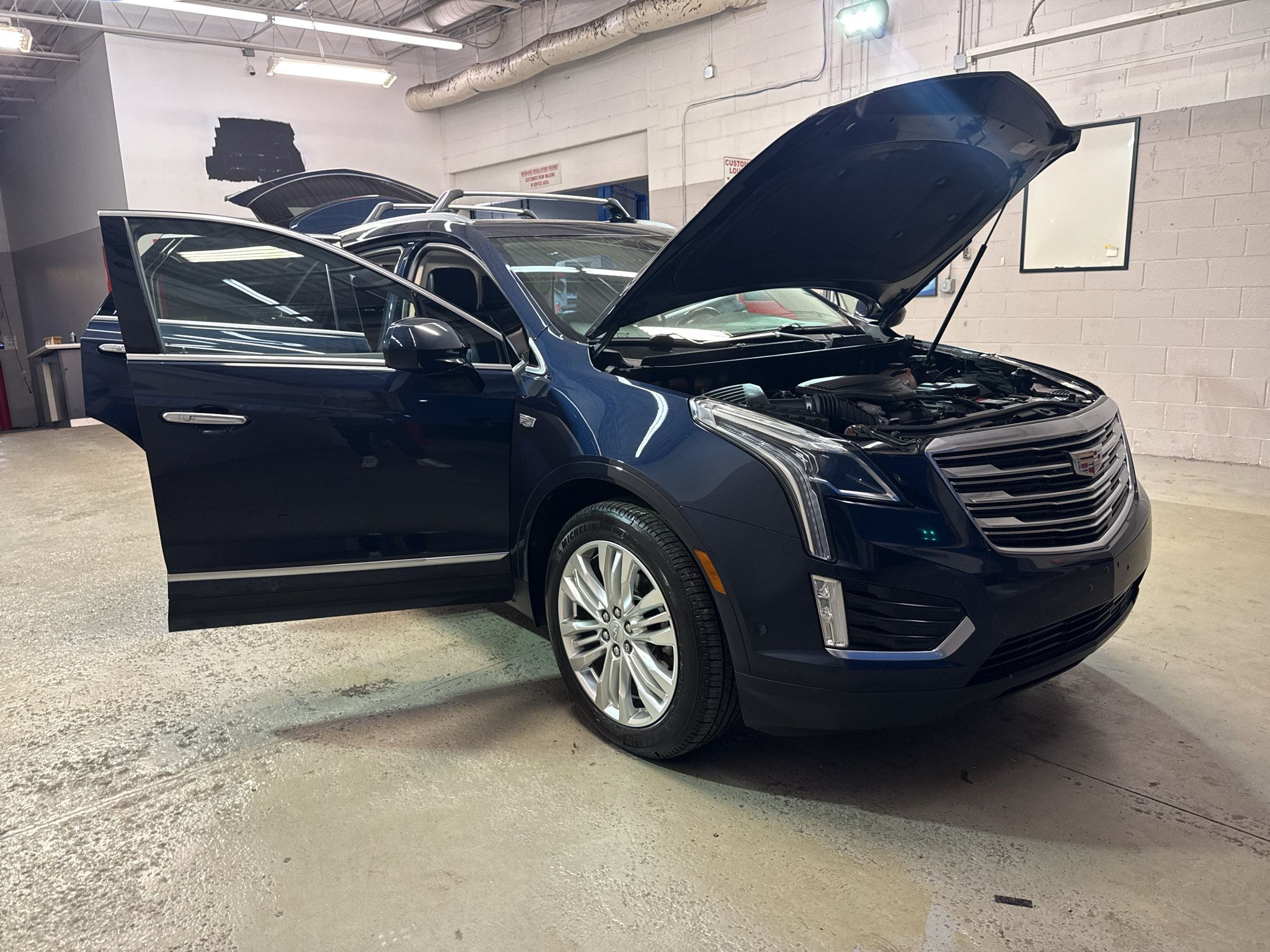 Used 2017 Cadillac XT5 Premium Luxury w/ Driver Assist Package AWD/4WD image 9