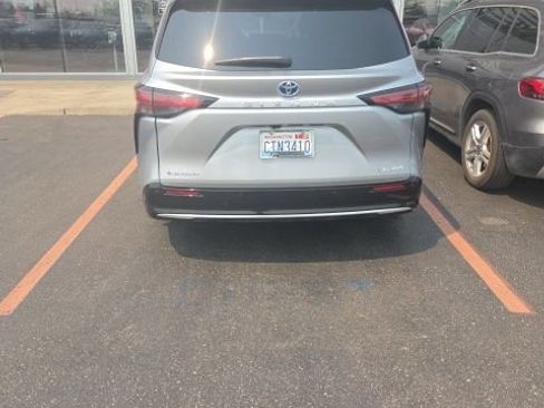 Used 2025 Toyota Sienna Platinum AWD/4WD image 8