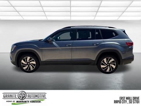 Used 2025 Volkswagen Atlas SE AWD/4WD image 2
