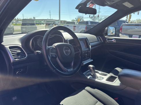 Used 2018 Jeep Grand Cherokee Laredo AWD/4WD image 17