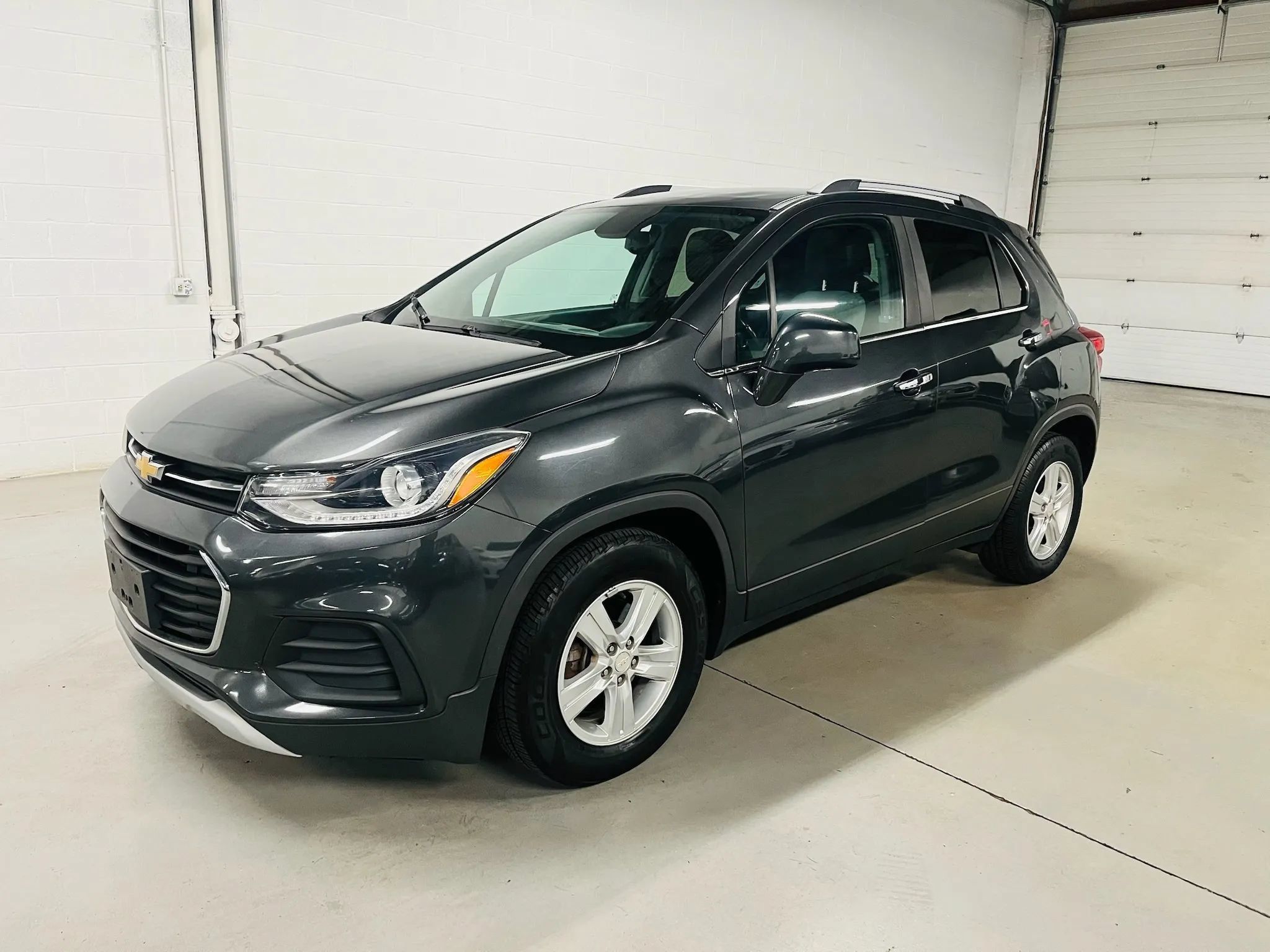 Used 2017 Chevrolet Trax LT w/ LT Convenience Package FWD image 2