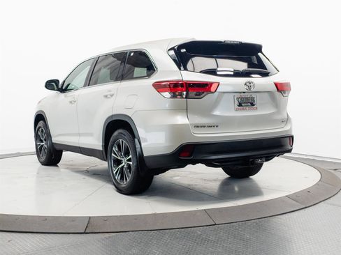 Used 2019 Toyota Highlander LE AWD/4WD image 8