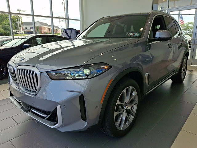 Certified 2025 BMW X5 xDrive40i w/ Parking Assistance Package AWD/4WD image 3
