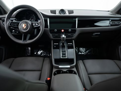 Certified 2025 Porsche Macan image 12