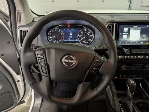 Used 2025 Nissan Frontier SV w/ SV Convenience Package image 14