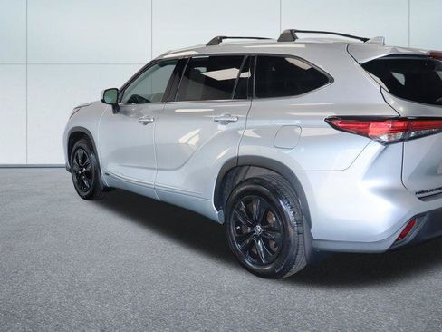 Used 2022 Toyota Highlander XLE AWD/4WD image 3