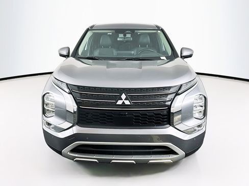 Used 2024 Mitsubishi Outlander SE image 2