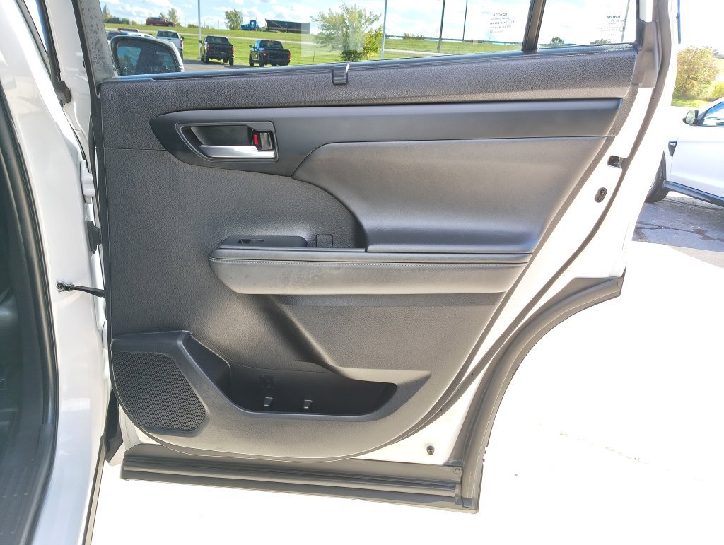 Used 2022 Toyota Highlander XLE AWD/4WD image 21