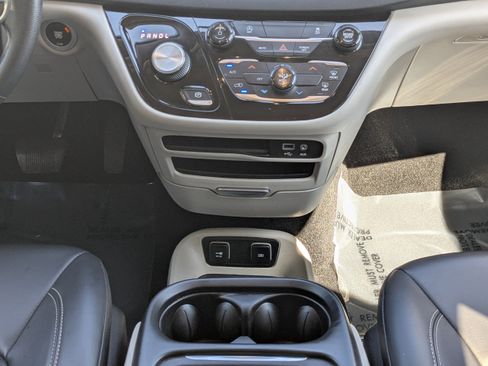 Certified 2020 Chrysler Voyager Lxi FWD image 17