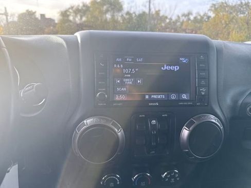 Used 2018 Jeep Wrangler Unlimited Sahara image 19