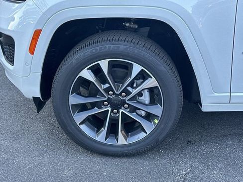 New 2025 Jeep Grand Cherokee L Overland image 11