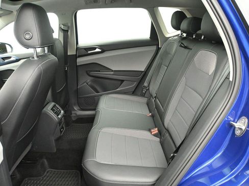 Used 2022 Volkswagen Taos SE w/ Panoramic Sunroof Package AWD/4WD image 9