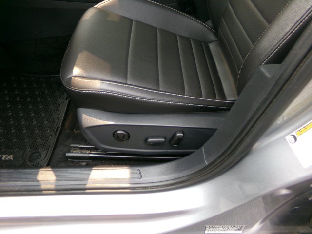 Used 2023 Volkswagen Jetta SE w/ Panoramic Sunroof Package FWD image 11
