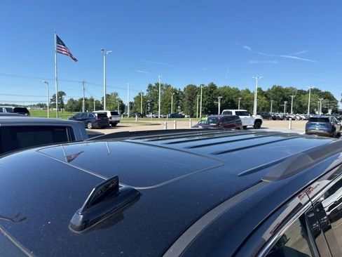 Used 2017 GMC Yukon SLT w/ Open Road Package AWD/4WD image 3
