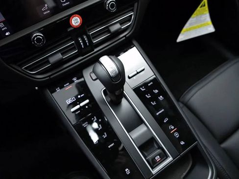 Certified 2026 Porsche Macan image 34