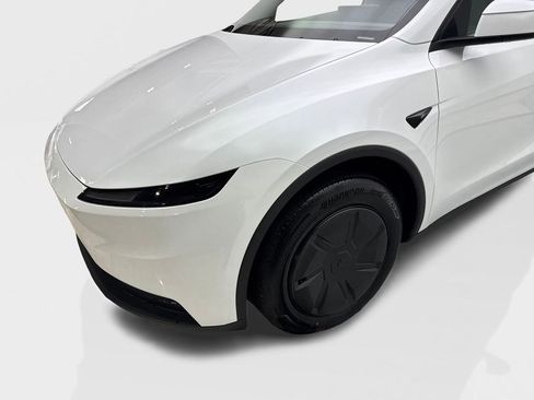 Used 2026 Tesla Model Y 2WD image 18