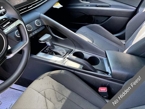 Used 2025 Hyundai Elantra SE FWD image 12