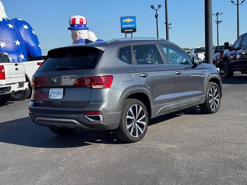Used 2022 Volkswagen Taos SE FWD image 3