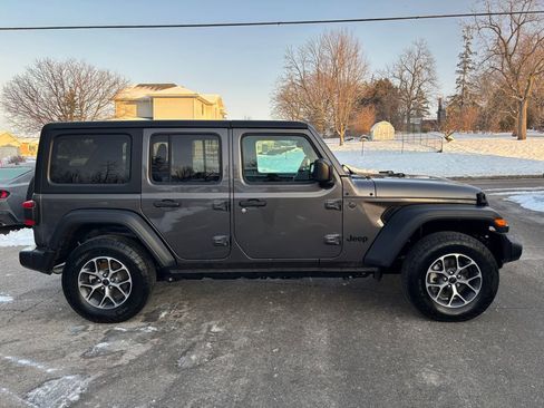 Used 2024 Jeep Wrangler Unlimited Sport AWD/4WD image 4