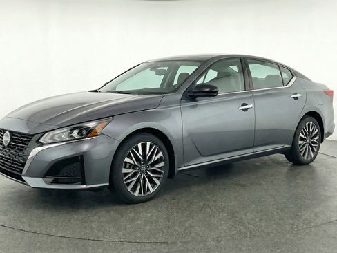 Used 2025 Nissan Altima 2.5 SV image 3
