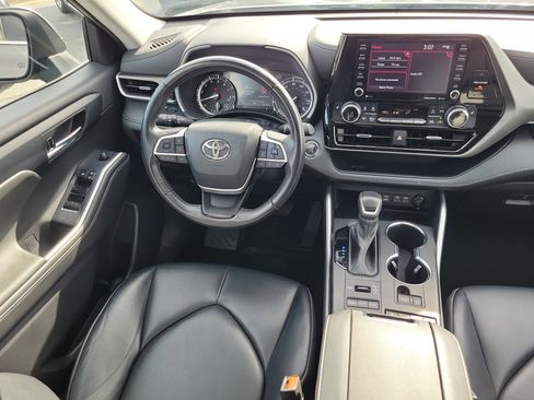 Used 2022 Toyota Highlander XLE image 16