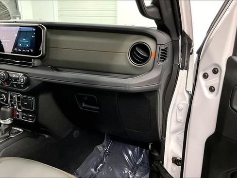 Used 2026 Jeep Gladiator Mojave AWD/4WD image 18