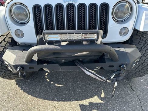 Used 2017 Jeep Wrangler Unlimited Sahara w/ Connectivity Group AWD/4WD image 24