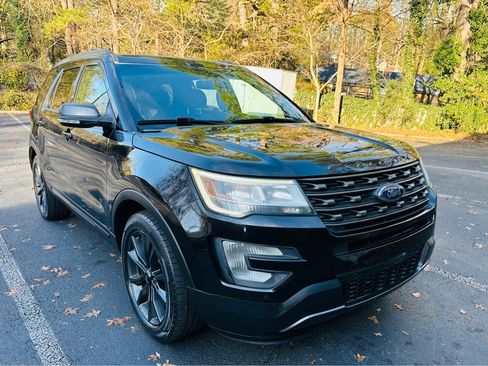 Used 2017 Ford Explorer XLT w/ Equipment Group 202A image 4