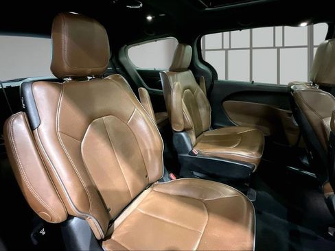 Used 2021 Chrysler Pacifica Limited w/ Uconnect Theater Family Group FWD image 23
