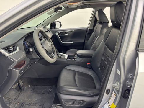 Used 2019 Toyota RAV4 Limited image 16