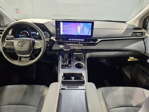 New 2026 Toyota Sienna XLE FWD image 9