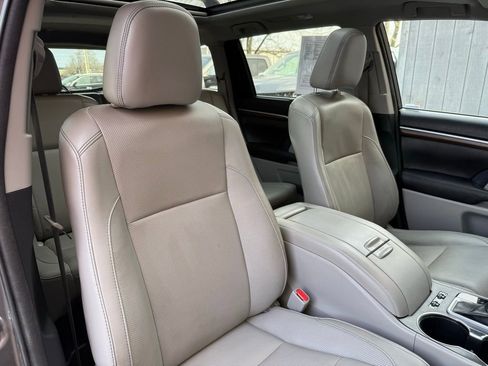 Used 2016 Toyota Highlander Limited Platinum AWD/4WD image 18