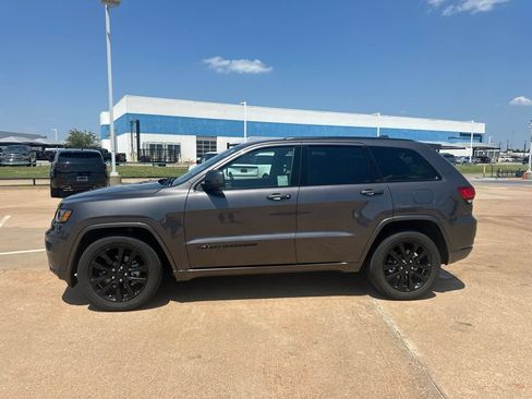 Used 2018 Jeep Grand Cherokee Altitude RWD image 2