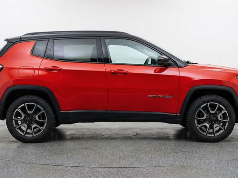 Used 2025 Jeep Compass Trailhawk image 11